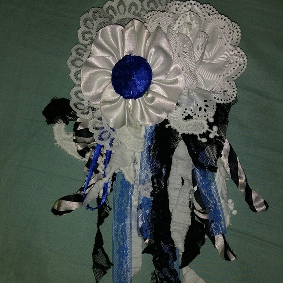 Flower accessories $10-$30 depending on size, time, and materials used! ๐ธ - Picture 3 of 9